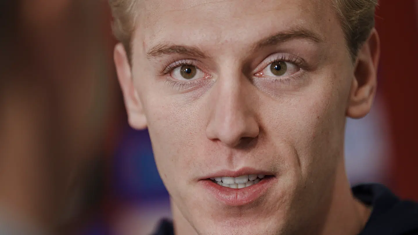 Mika Biereth var nødsaget til at smide tøjet på flyet til Belgien.