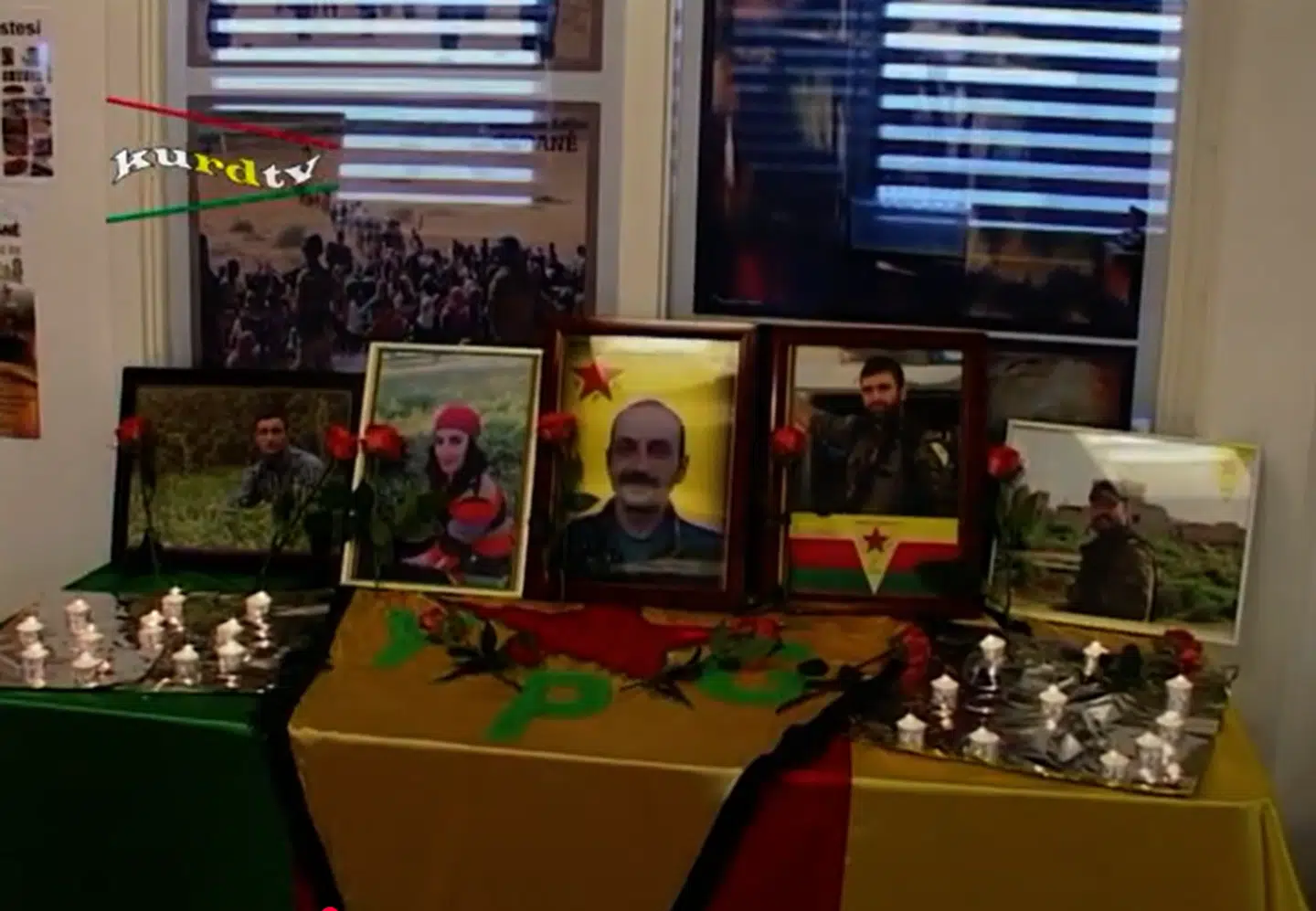 Her ses det alter for Zinar Raperîn (tv.) og de øvrige »martyrer«, som var indrettet til mindehøjtideligheden.