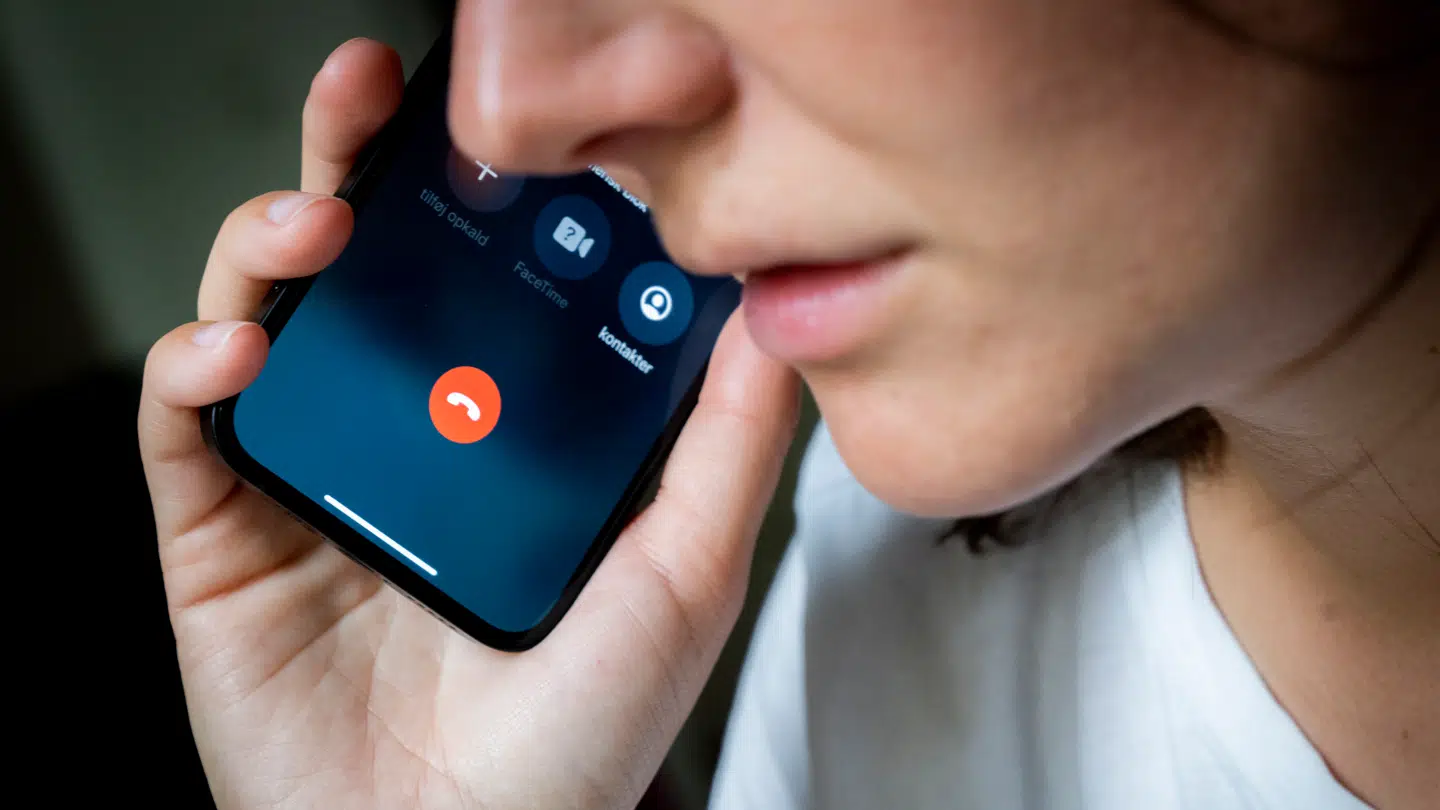 Når svindlere ringer op fra falsk nummer, og under dække af at være fra banken eller politiet, lokker oplysninger ud af deres ofre, kaldes det for spoofing.