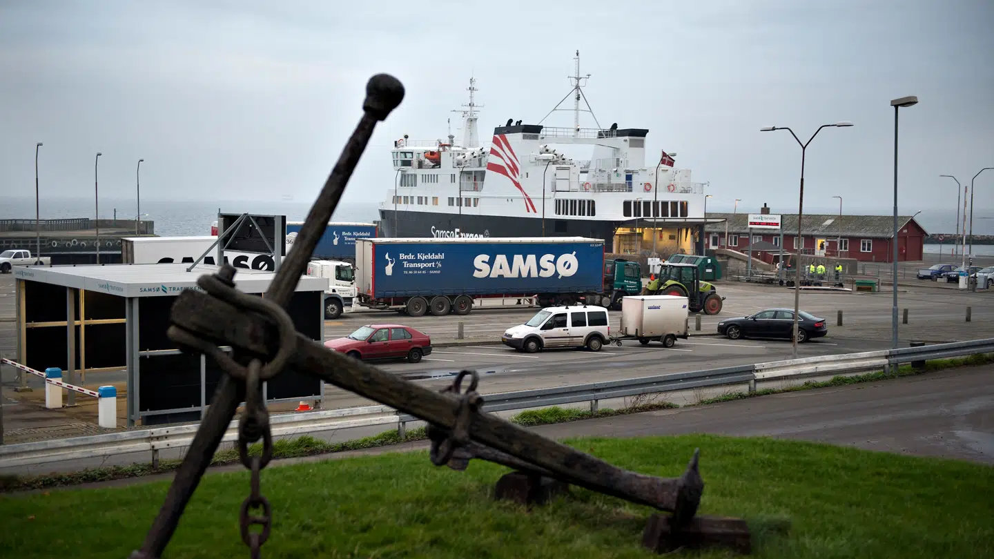 (Arkiv) I Kolby Kås på Samsø er en person røget i havnen. Redningspersonale er til stede.