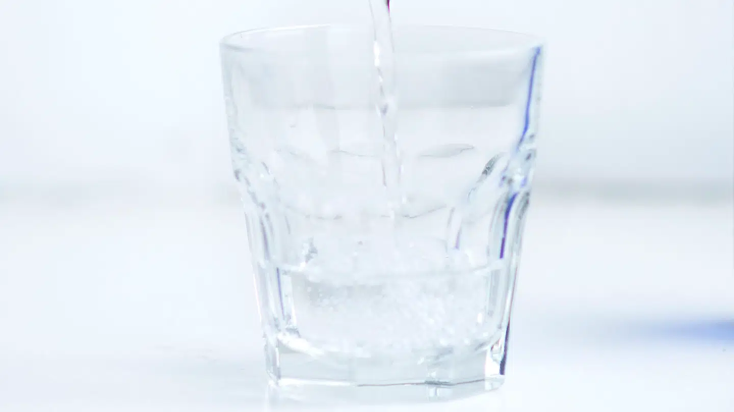 Nu advarer læge om vand med brus.