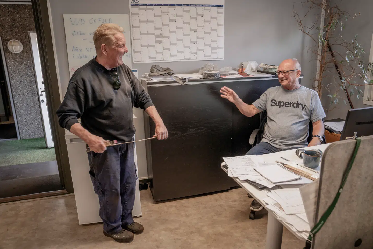 Ib Andersen og Lars Horn på 74 og 67 år har sagt godmorgen til hinanden i 50 år – de er en del af bølgen af seniorer, der bliver hængende på arbejdsmarkedet. Nu får de også en stor økonomisk gevinst ud af det.