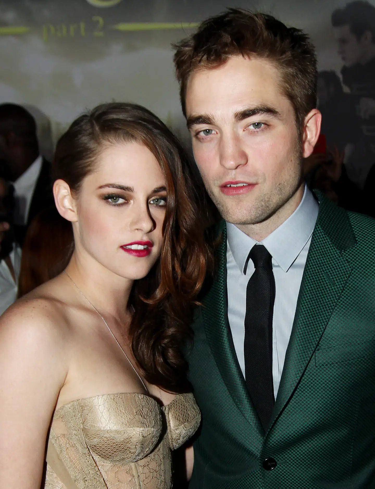 I filmatiseringerne af Twilight-bøgerne spilles hovedrollerne Bella og Edward af Kristen Stewart og Robert Pattinson. Her set ved præmieren for "The Twilight Saga: Breaking Dawn Part II" i 2012. Arkivfoto: Matt Styles, Scanpix
