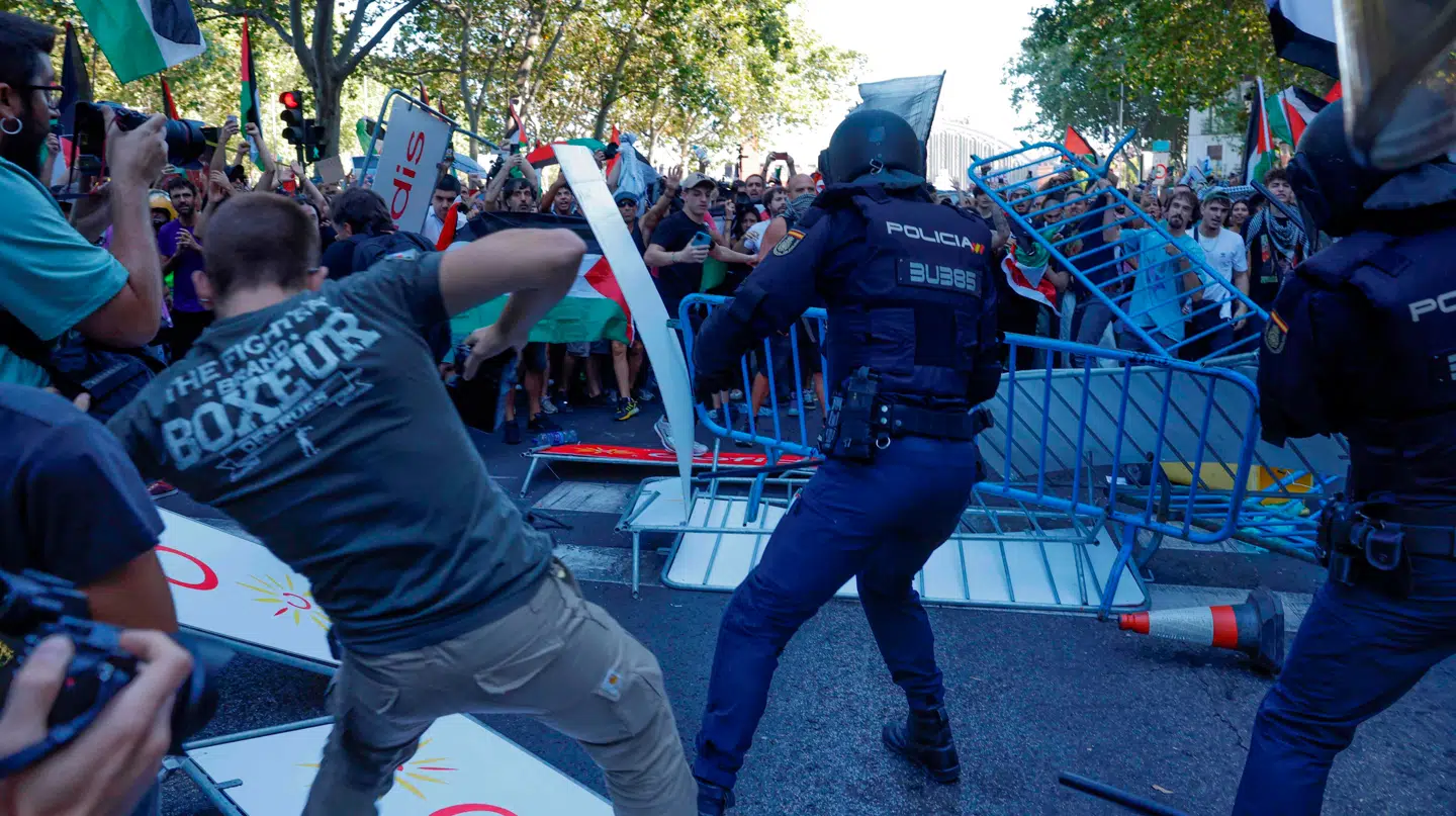 Her ses nogen af demonstrationerne under 21. etape af Vueltaen.