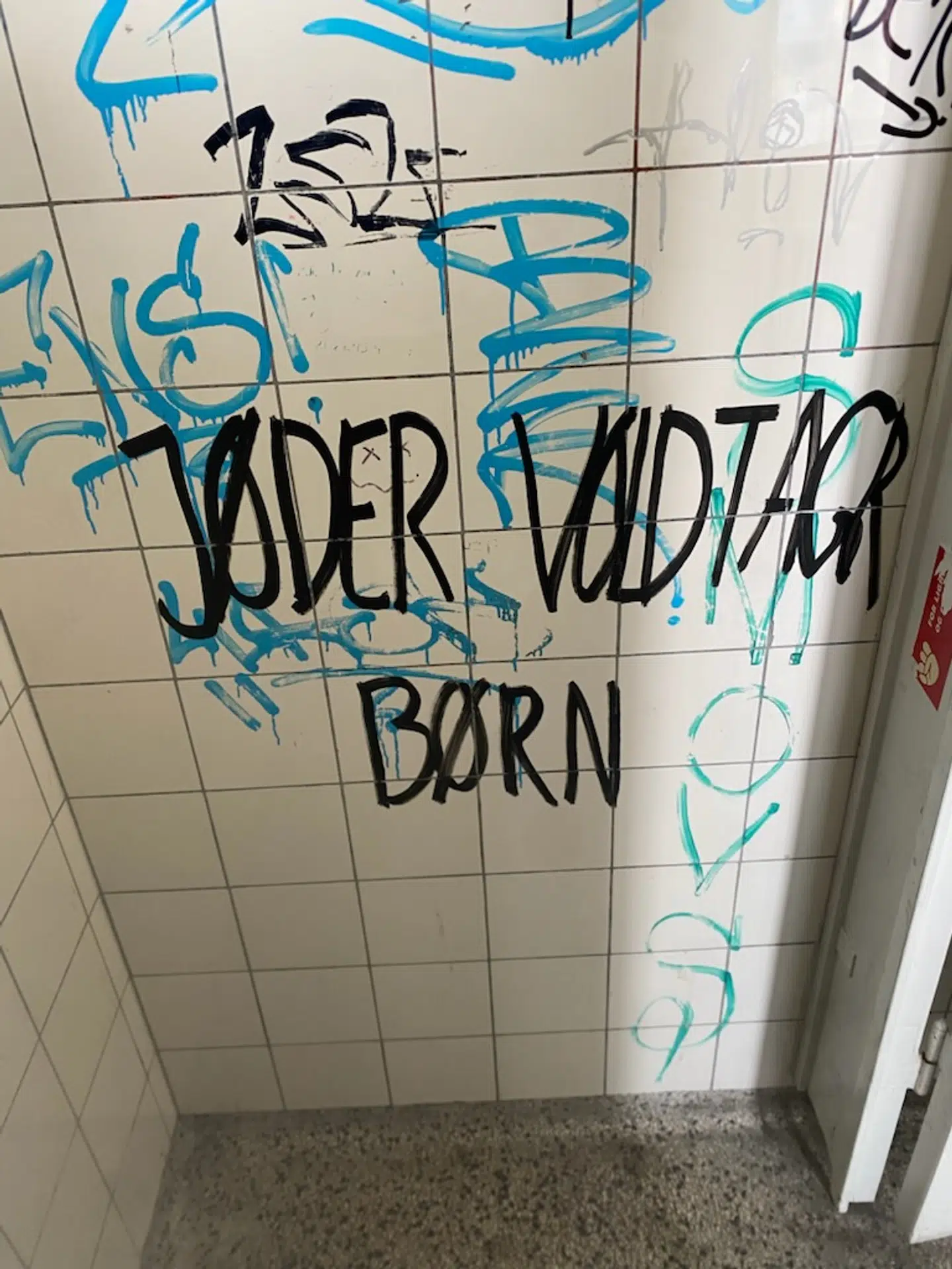 »Jøder voldtager børn« er et af de antisemitiske budskaber, der pludselig stod på et af Aurehøj Gymnasiums toiletter.