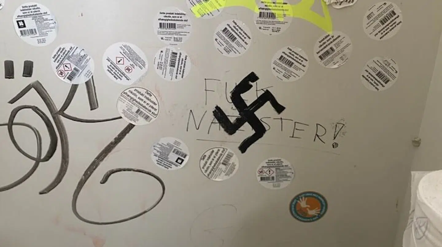 Her ses et eksempel på den antisemitiske graffiti på Aurehøj Gymnasium. Det nazistiske svastika er malet ovenpå noget andet graffiti, hvor der står »fuck nazister«.