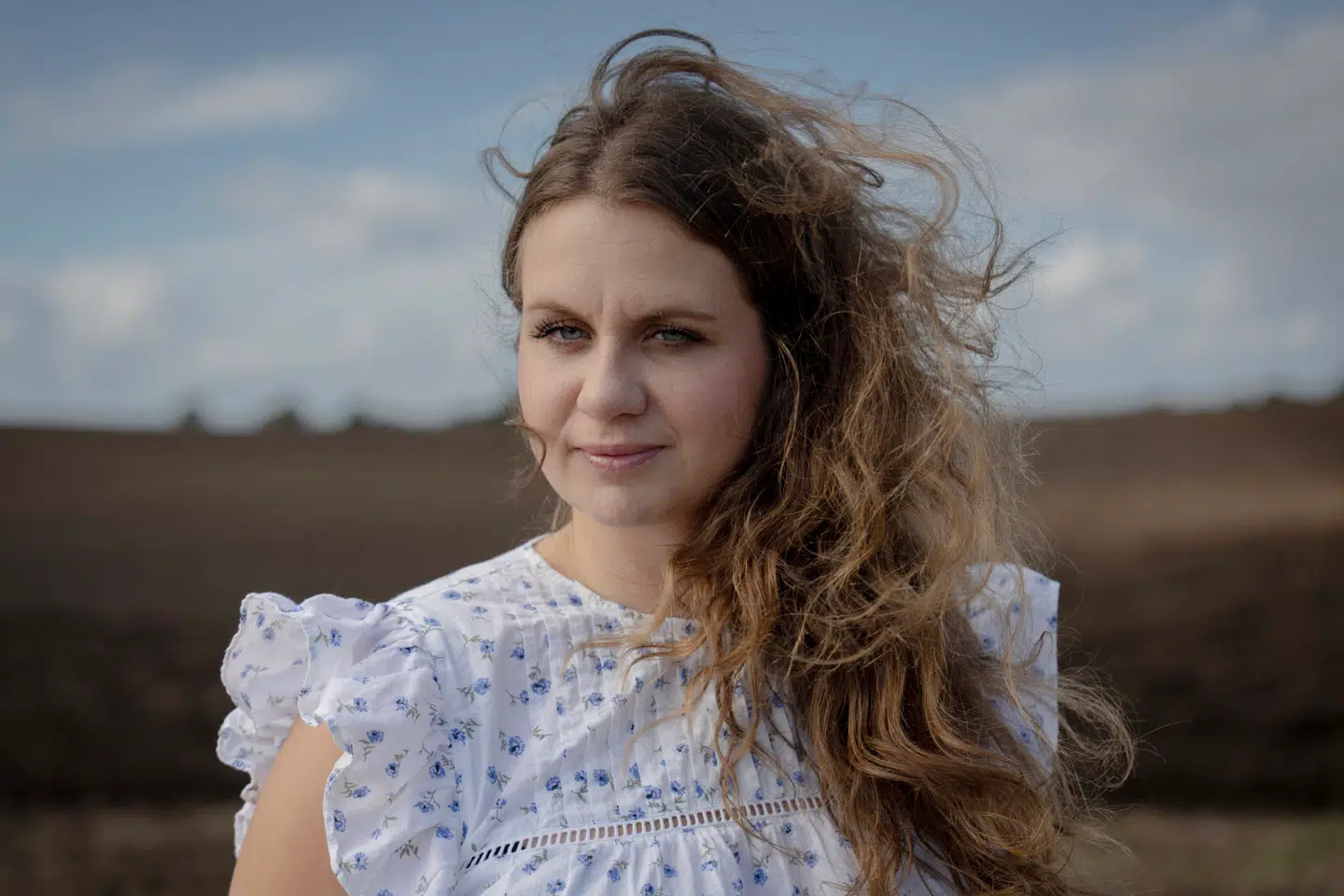 29-årige Nadine levede et stille familieliv på Fyn med kæreste og børn – men en Facebook-kommentar fik hende til at kæmpe for sit statsborgerskab. Politiet efterforskede sagen, og Nadine endte i retten med at blive frikendt. Efterfølgende modtog hun et brev fra myndighederne, der erklærede, at det statsborgerskab, hun fik tildelt i 2006, var en fejl.