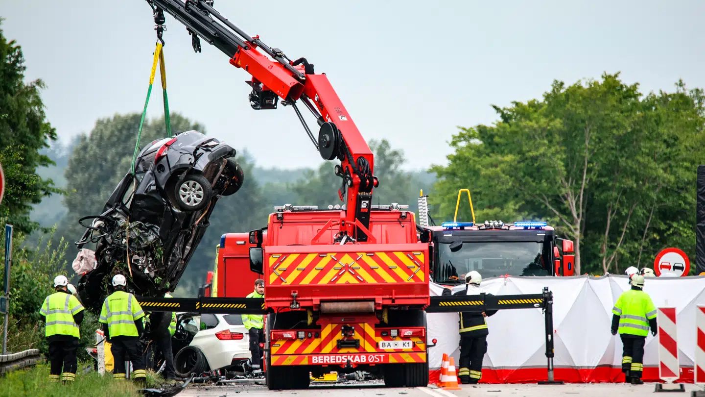 I denne bil sad et forældrepar og deres to børn på vej på ferie. Forældrene overlevede ikke mødet med to vanvidsbilister, der i juli 2024 kørte om kap på forlængelsen af Hillerød-motorvejen.