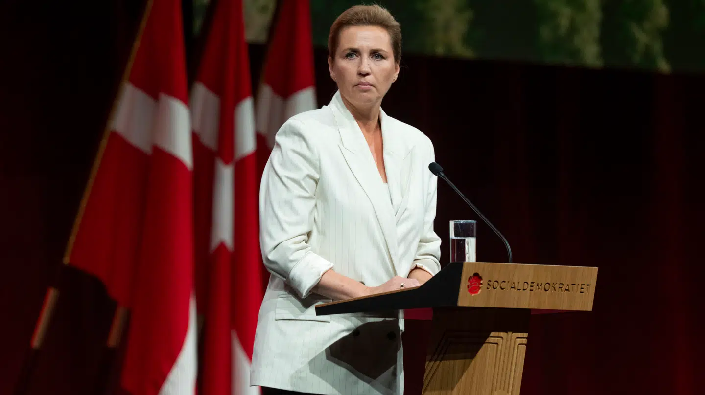 Under statsminister Mette Frederiksens ledelse fra Socialdemokratiet valgt at gå meget målrettet efter andre toppolitikere. Det sker på to måder.