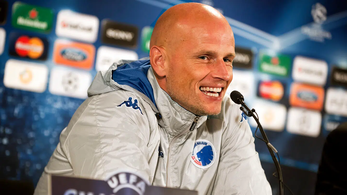 Ståle Solbakken havde en tavle med til pressemødet i 2010, hvor han viste det farlige område, hvor FCK skulle undgå frispark.