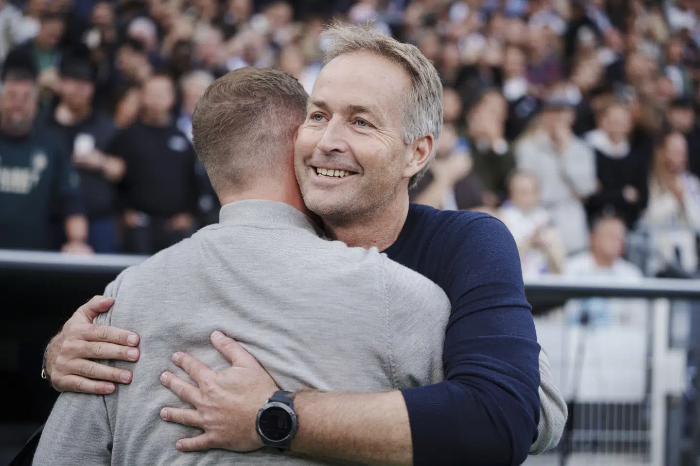 Bayer Leverkusen-træner Kasper Hjulmand hilste på kollegaen Jacob Neestrup inden torsdagens kamp mod FC København.