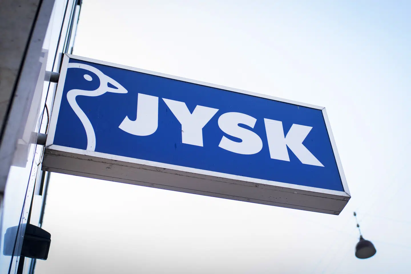 Jysk er stiftet af den nu afdøde Lars Larsen, der blev kendt for at optræde i tv-reklamer for butikskæden - altid med et godt tilbud på en dyne, en hovedpude eller et sæt sengetøj. (Arkivfoto).