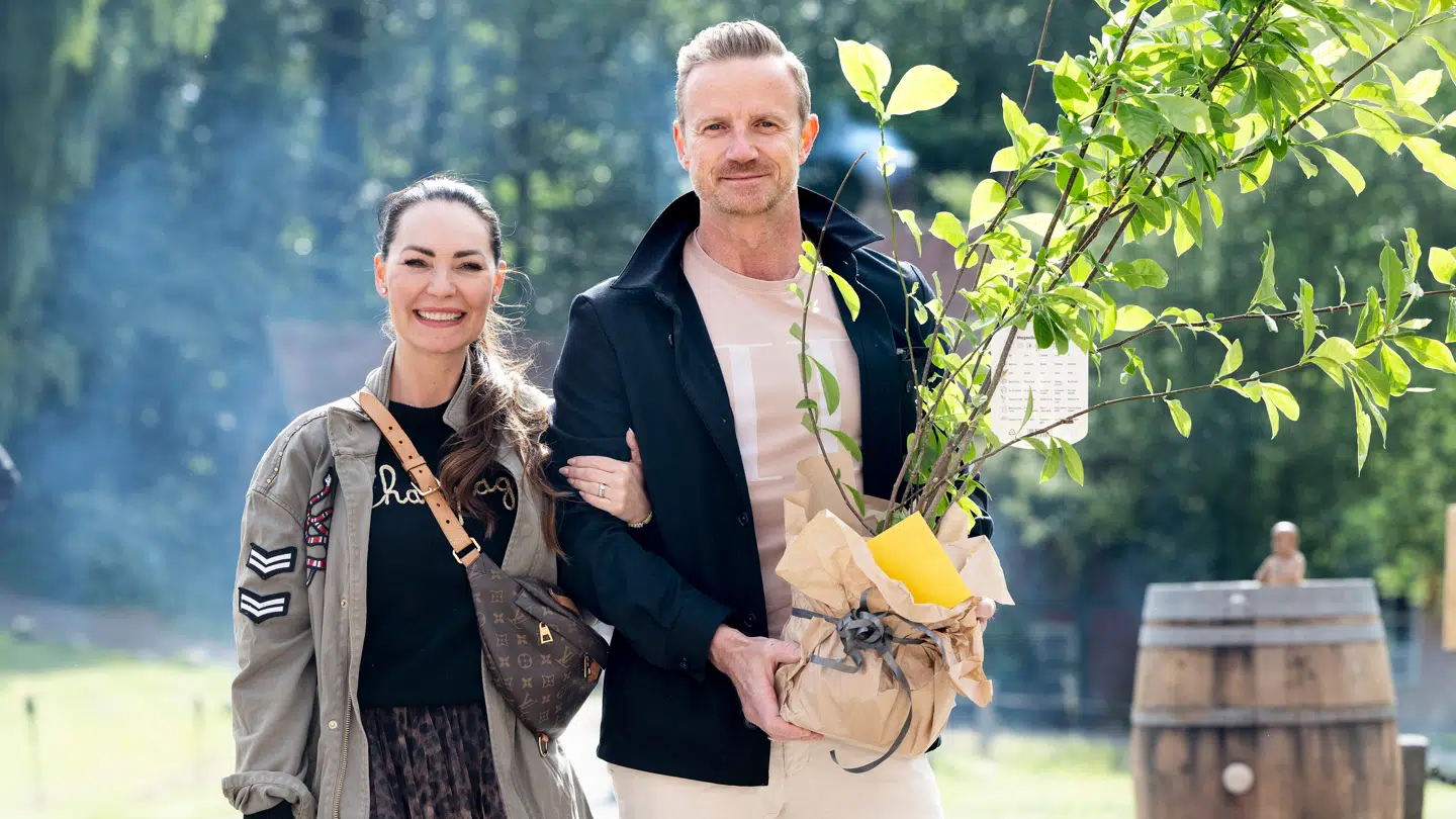 Mascha Vang og manden Troels ankommer til champagnefest hos Christian Stadil på Harridslevgaard Slot, udenfor Bogense på Nordfyn.