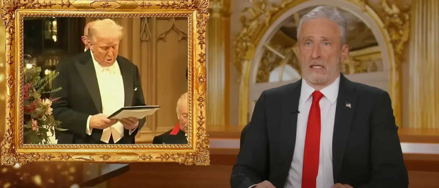 Bemærk guldrammen og Jon Stewarts røde slips – som den amerikanske præsident jo oftest ses med.