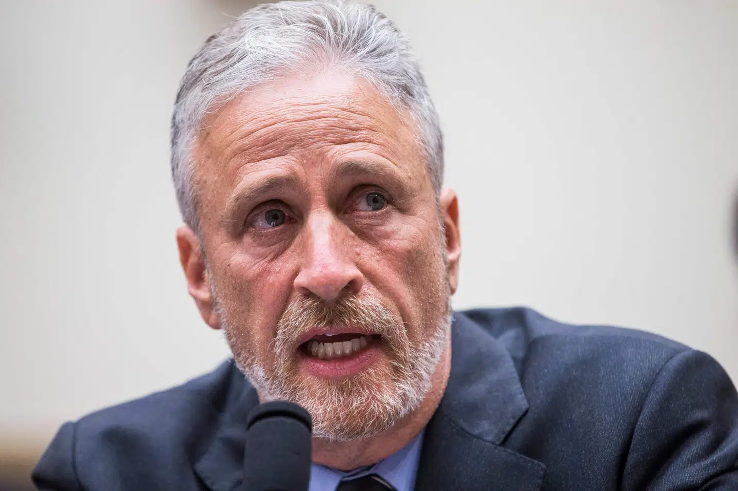 Jon Stewart valgte torsdag i sit talkshow en satirisk tilgang til sin kritik og kom med overdreven Trump-ros. (Arkivfoto).