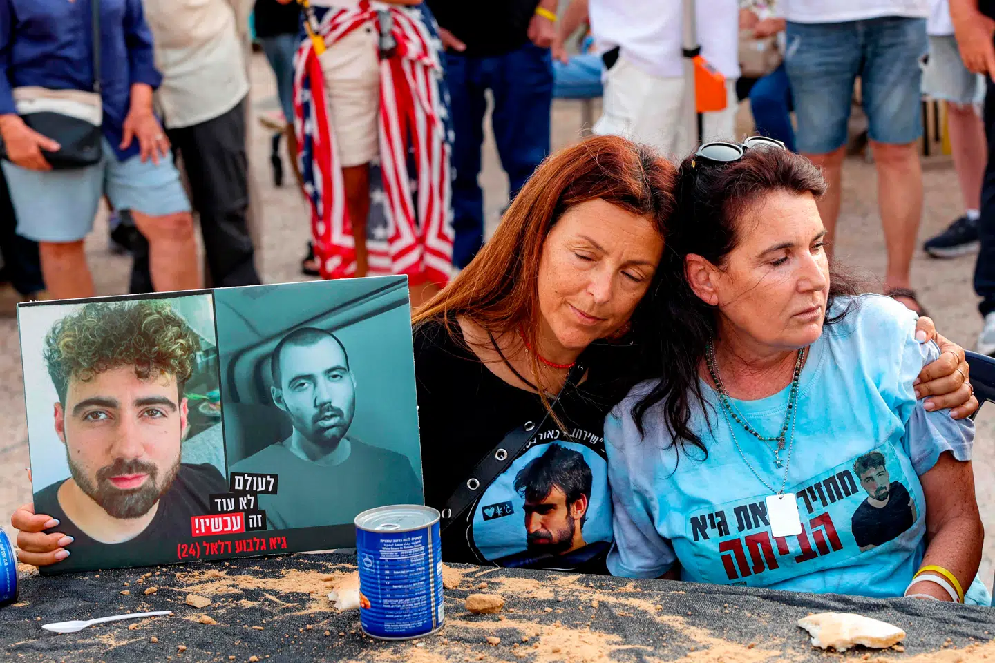 Merav Gilboa-Dalal, mor til det israelske gidsel Guy Gilboa-Dalal, mødes med andre familier til gidsler på »Hostage Square« i Tel Aviv, 9 august 2025.