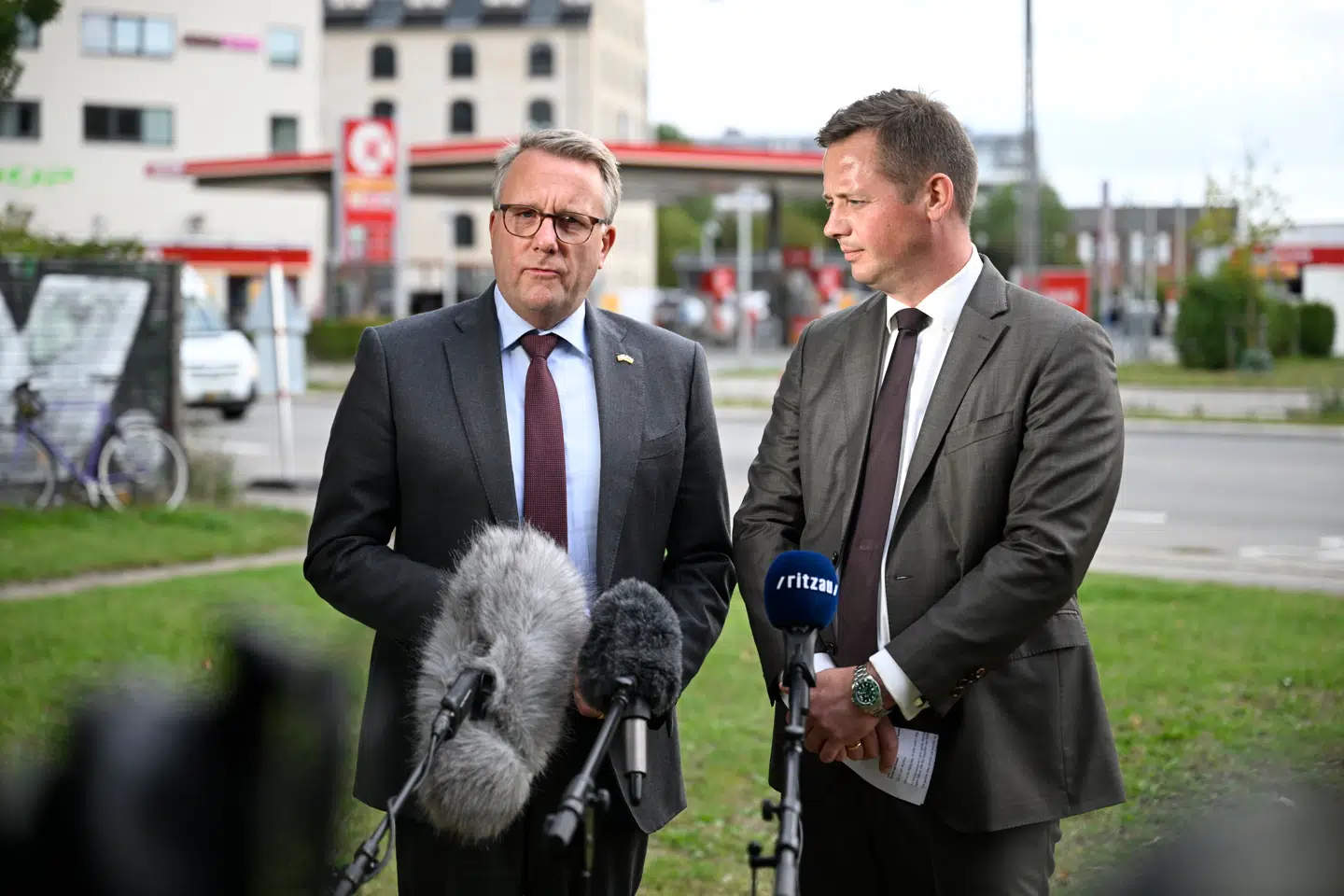 Erhvervsminister Morten Bødskov og transportminister Thomas Danielsen stod foran en tankstation på Enghavevej i København og præsenterede et regnestykke, der viste, at benzin kan blive billigere, men det er blot en »afledt konsekvens«.