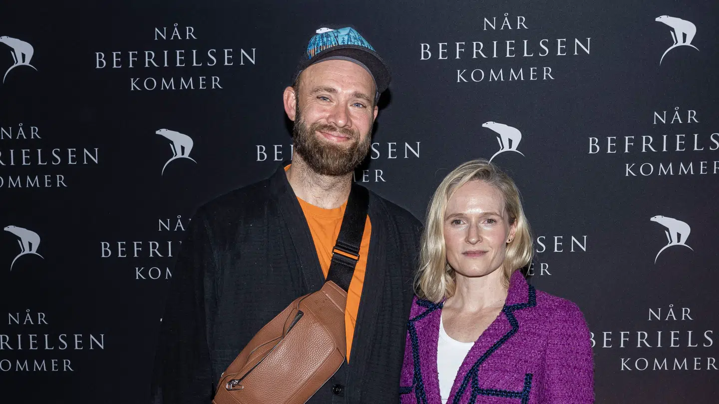 Mille Hoffmeyer Lehfeldt og hendes mand Sophus Windeløv Kirkeby til filmpremiere på filmen 'Når befrielsen kommer' i 2023.