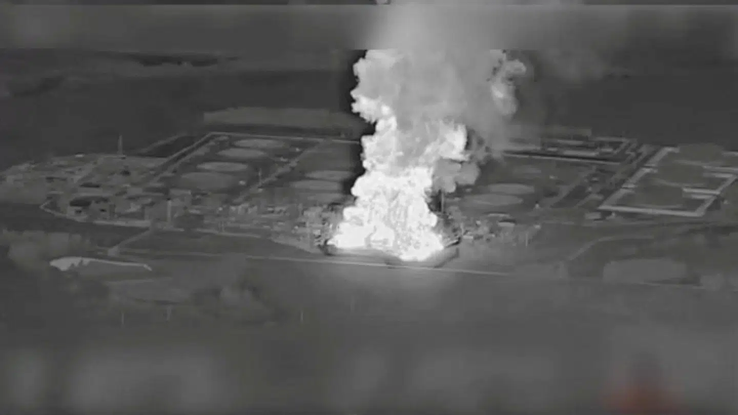 Røg fra et olie-anlæg i den russiske Bryansk-regionen 21. august. Det er bare et i en række af eksempler på, at Ukraine har formået at ramme russisk olie-infrastruktur gennem de seneste år.