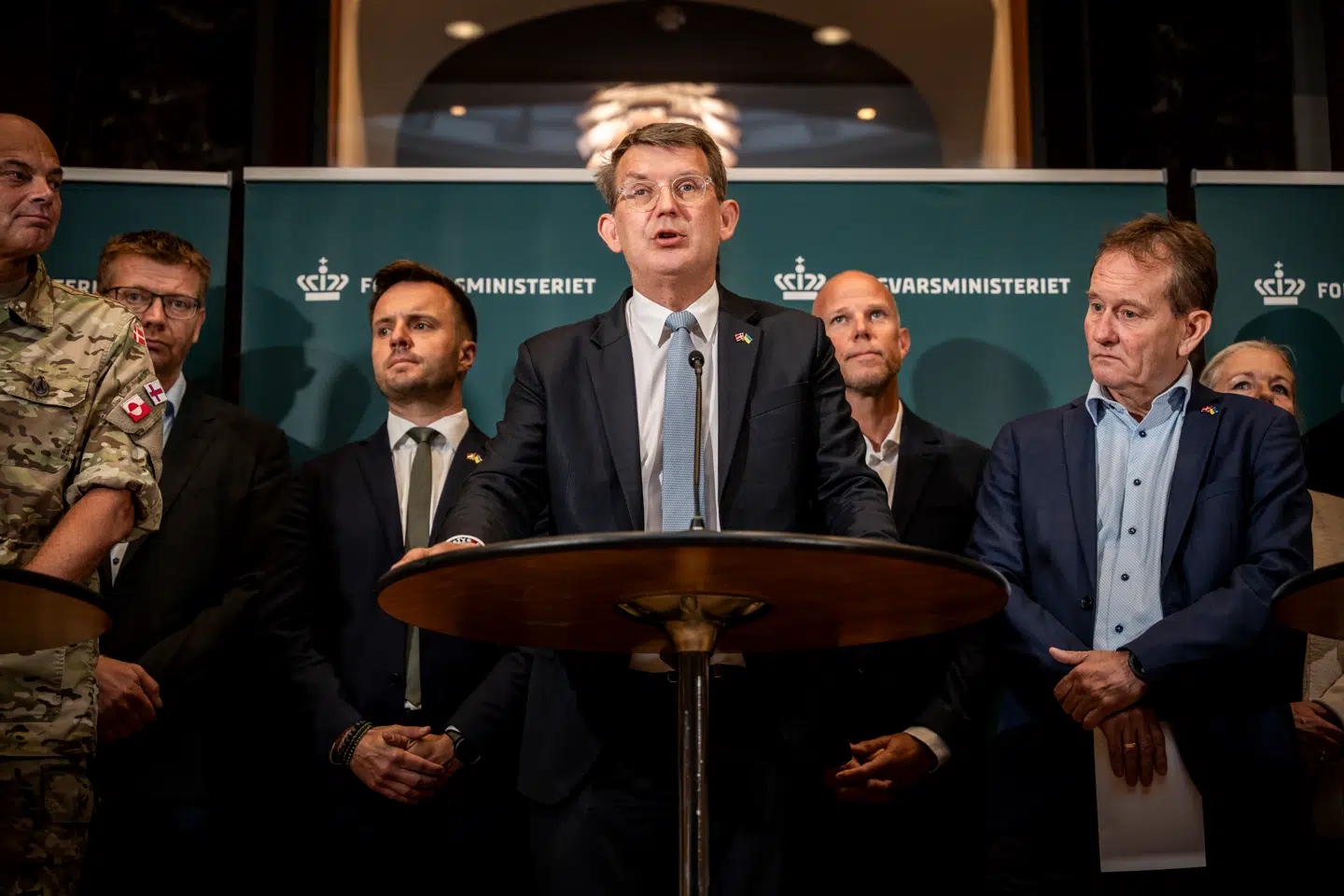 Simon Kollerup (S), forsvarsminister Troels Lund Poulsen (V), Carsten Bach (LA) og Peter Juel-Jensen (V) ved pressemøde om anskaffelsen af jordbaseret luftforsvar i Danmark. Kritikere af oprustningen er der få af i Danmark, men enkelte skeptiske stemmer begynder at give lyd fra sig.