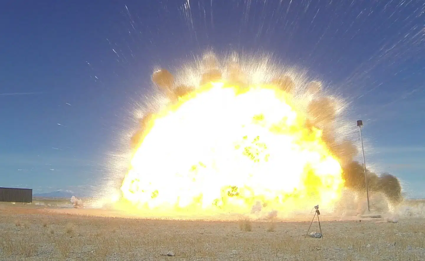 Eksplosion milisekundet efter at det norske Joint Strike Missile, som er specialfremstillet til F-35, rammer et mål. Missilet er blandt favoritterne i regeringens paradigmeskift.