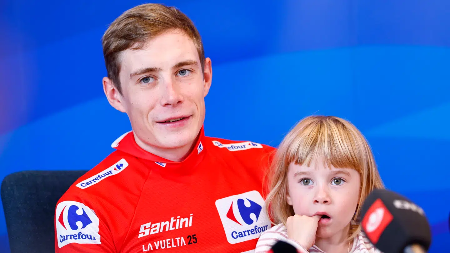 Jonas Vingegaard havde datteren med, da han besvarede pressens spørgsmål ved ceremonien i Skive.