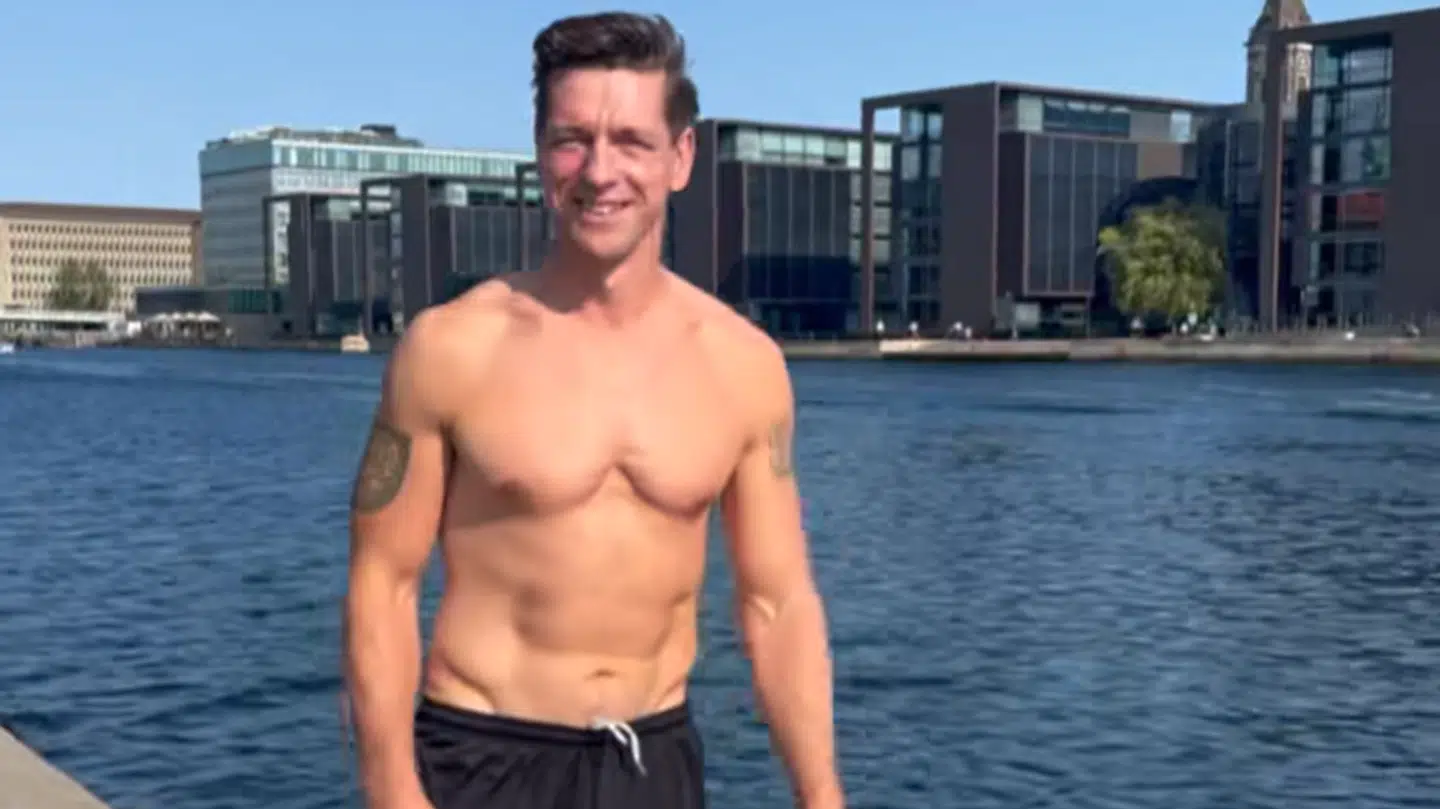 En stormsmilende udlændinge- og integrationsminister Kaare Dybvad Bek (S) brød reglerne, da han sprang i Københavns Havn.