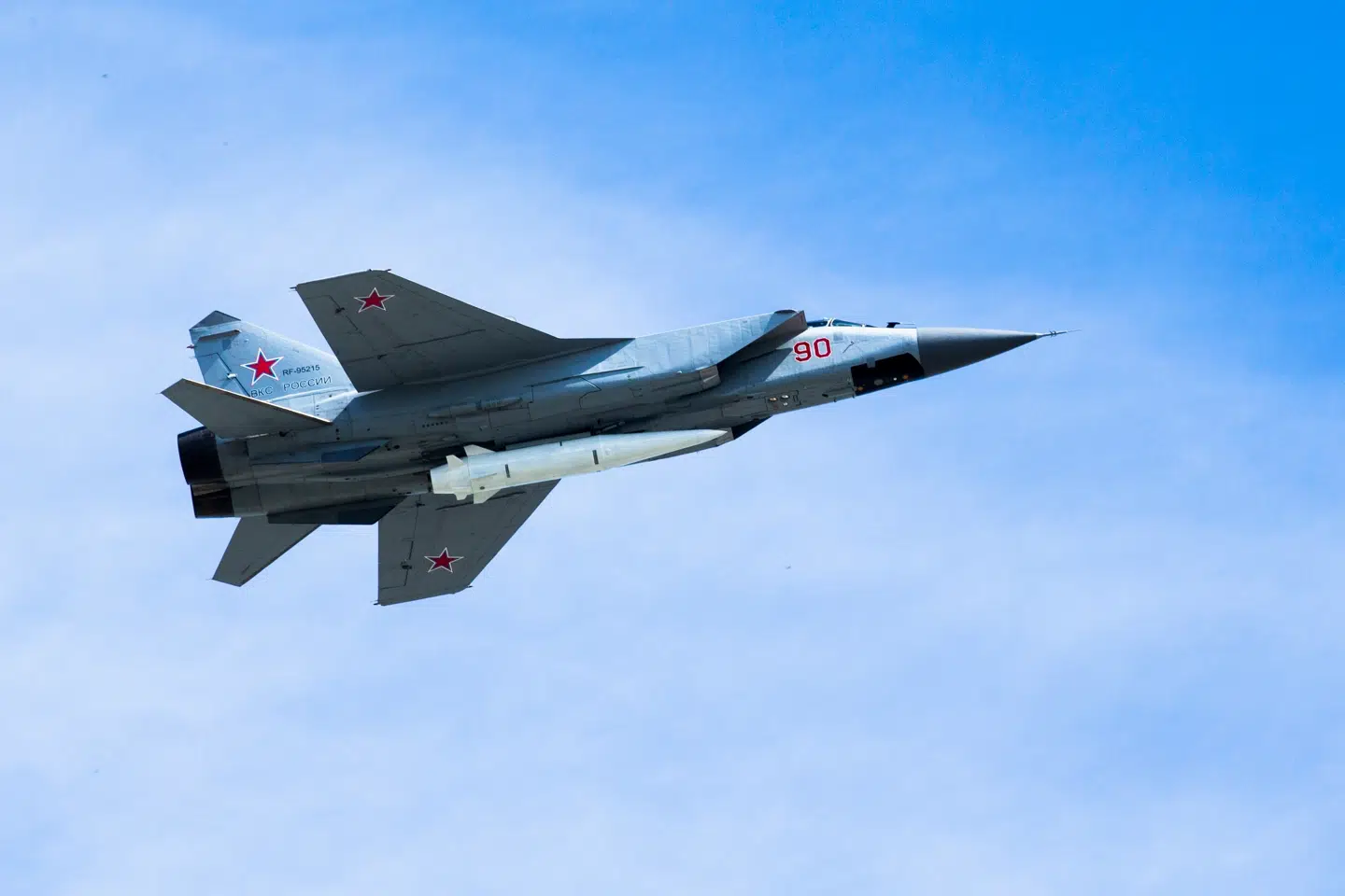 Tre russiske jagerfly af typen MiG-31 krænkede Estlands luftrum fredag morgen. Senere fredag fløj to russiske fly også lavt hen over en polsk boreplatform i Østersøen og krænkede derved sikkerhedszonen omkring platformen.