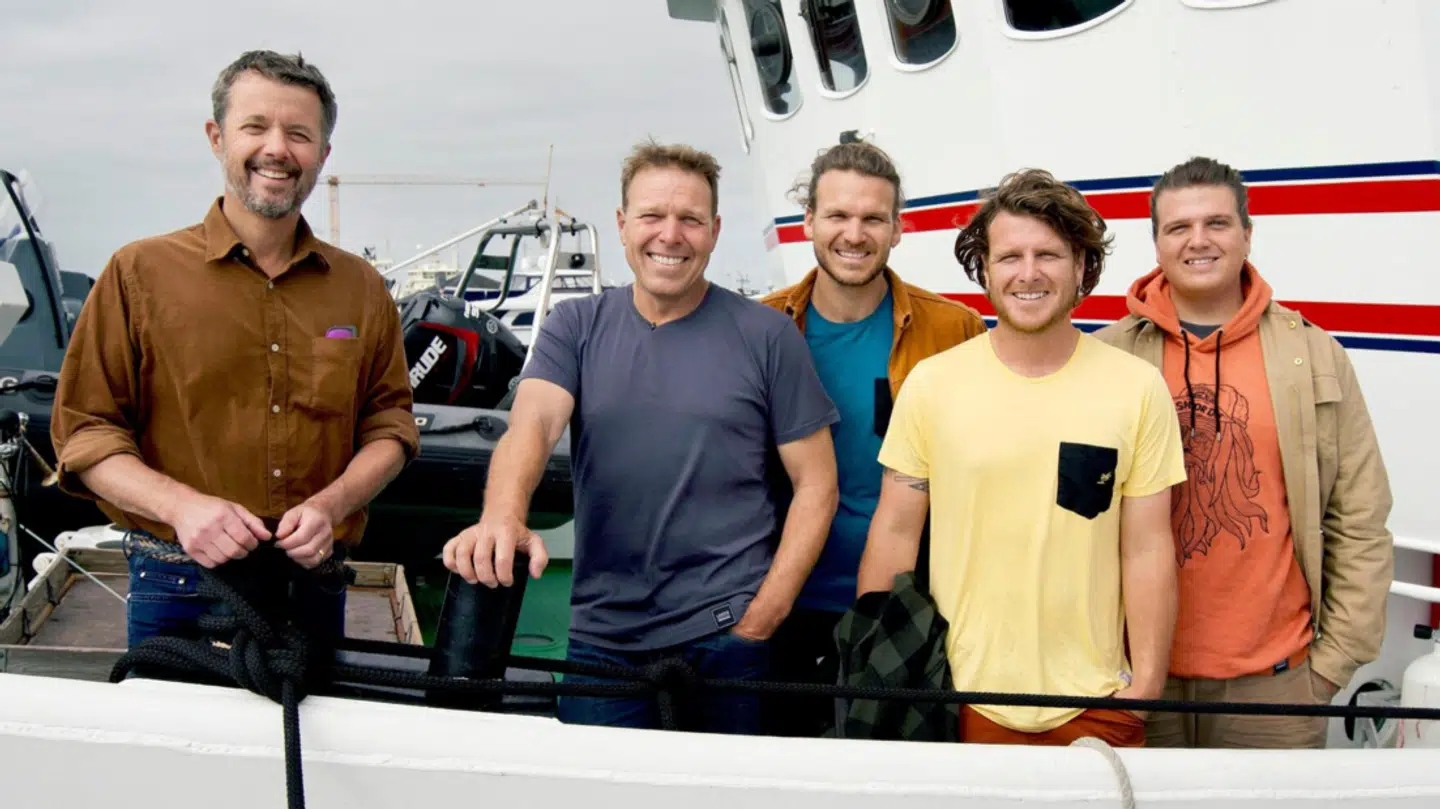 Mikkel Beha Erichsen og sønnerne Emil, Theis og Alfred Midé Erichsen har ikke mindst haft daværende kronprins Frederik med ud på eventyr i sæsonen 'Kurs mod danske kyster'. Foto: Hannelore Dörner / TV 2