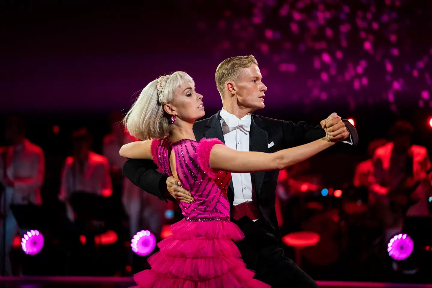 Den 36-årige danser Jenna Bagge og den 23-årige skuespiller Albert Rosin Harson mødte hinanden, da de dansede sig helt til finalen i 'Vild med dans' for fem år siden. Efterfølgende stod de frem som par, og i dag har de den ni måneder gamle søn William sammen.