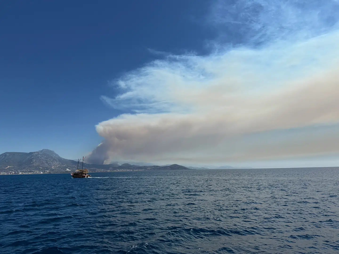 På Nicolais sejltur ind i Alanya Havn kunne den store skovbrand stadig ses husere. Foto: Nicolai Hillstrøm.