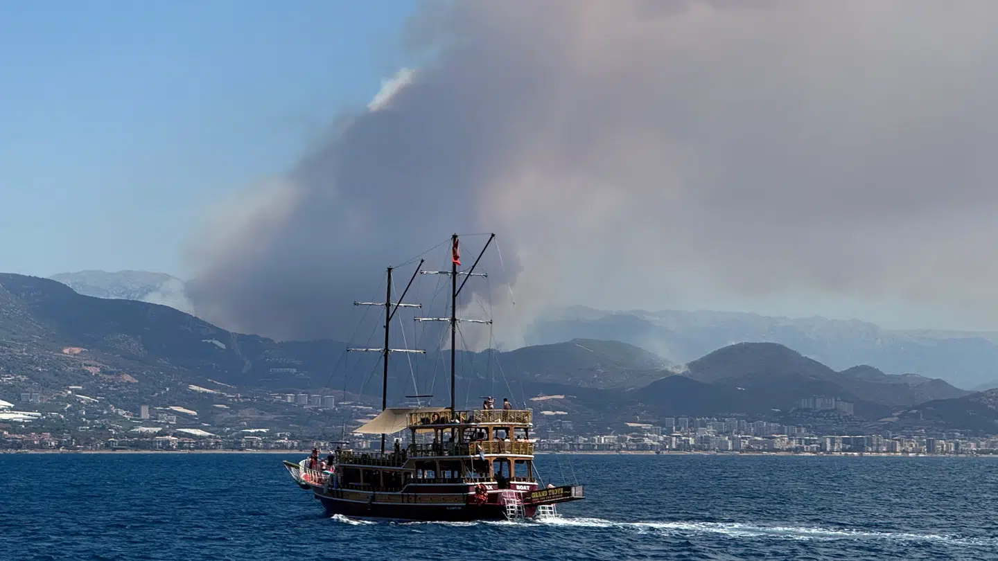 På Nicolais sejltur ind i Alanya Havn kunne den store skovbrand stadig ses husere. Foto: Nicolai Hillstrøm.