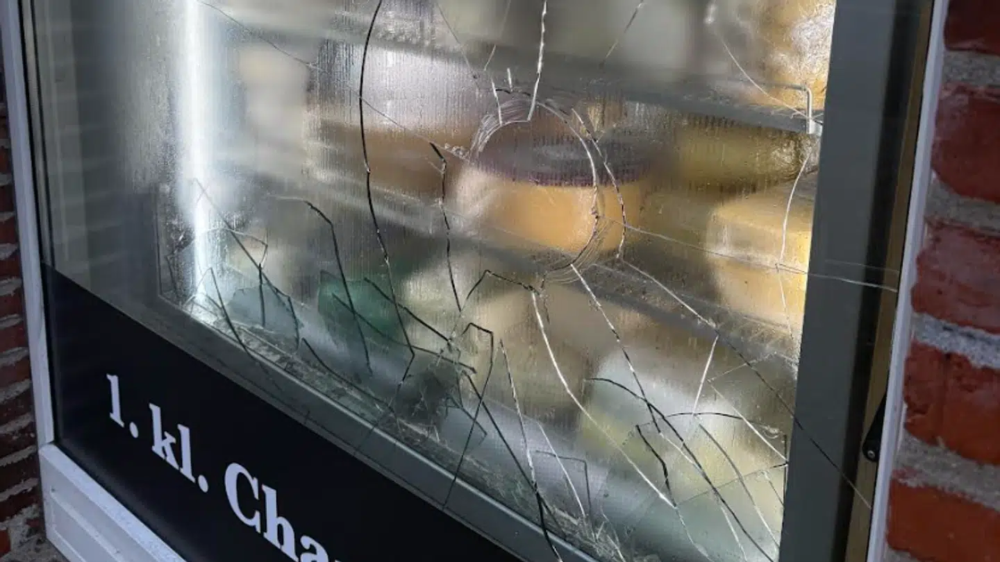 Forretningen har været udsat for adskillige demonstrationer og tilfælde af hærværk.