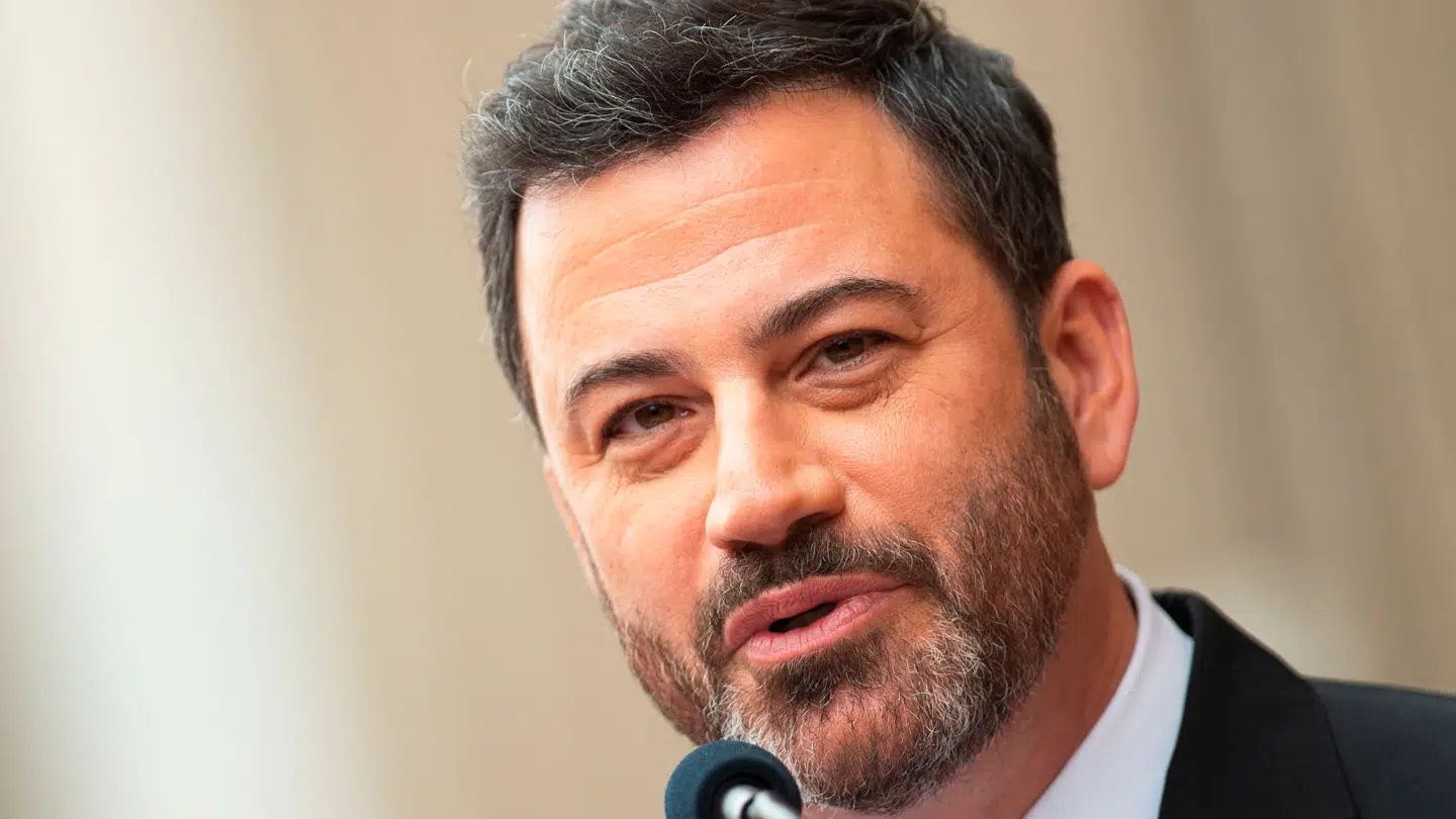 Jimmy Kimmel har i mange år været vært på talkshowet 'Jimmy Kimmel Live', men onsdag blev programmet stoppet på ubestemt tid.