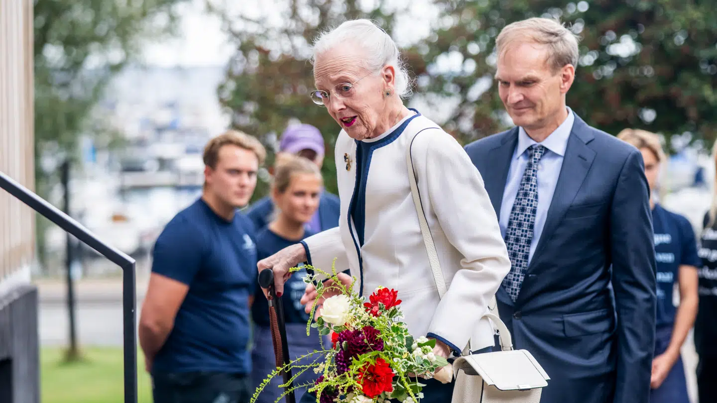 Dronning Margrethe ses gå op ad trappen sammen med direktør Jakob Malling Lambert ved uddelingen af Rungstedlundprisen.