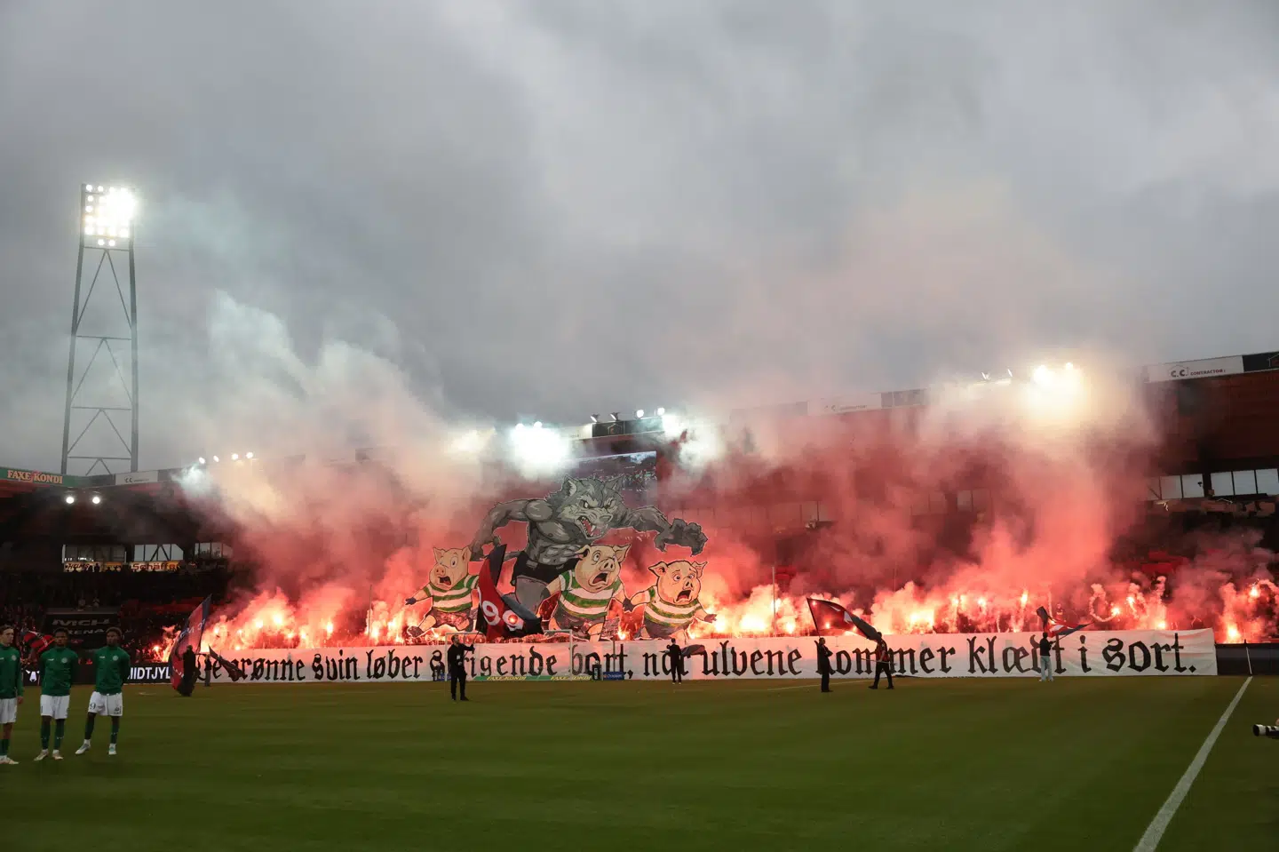 Superligakampen i Herning havde højere niveau på tribunerne end på banen.