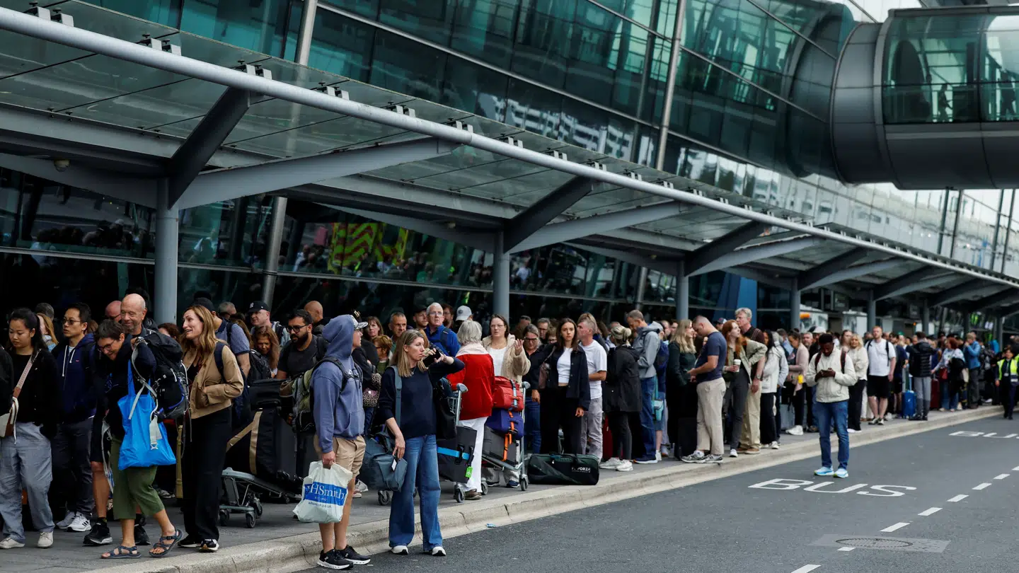Der opstod lange køer, da Dublins lufthavn blev evakueret lørdag.