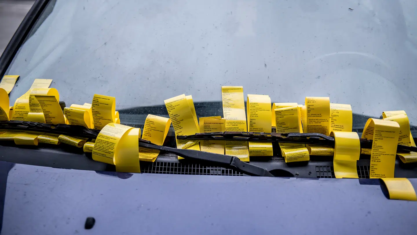 10-meter-reglen dikterer, at man ikke må parkere inden for 10 meter fra kanten af et vejkryds.