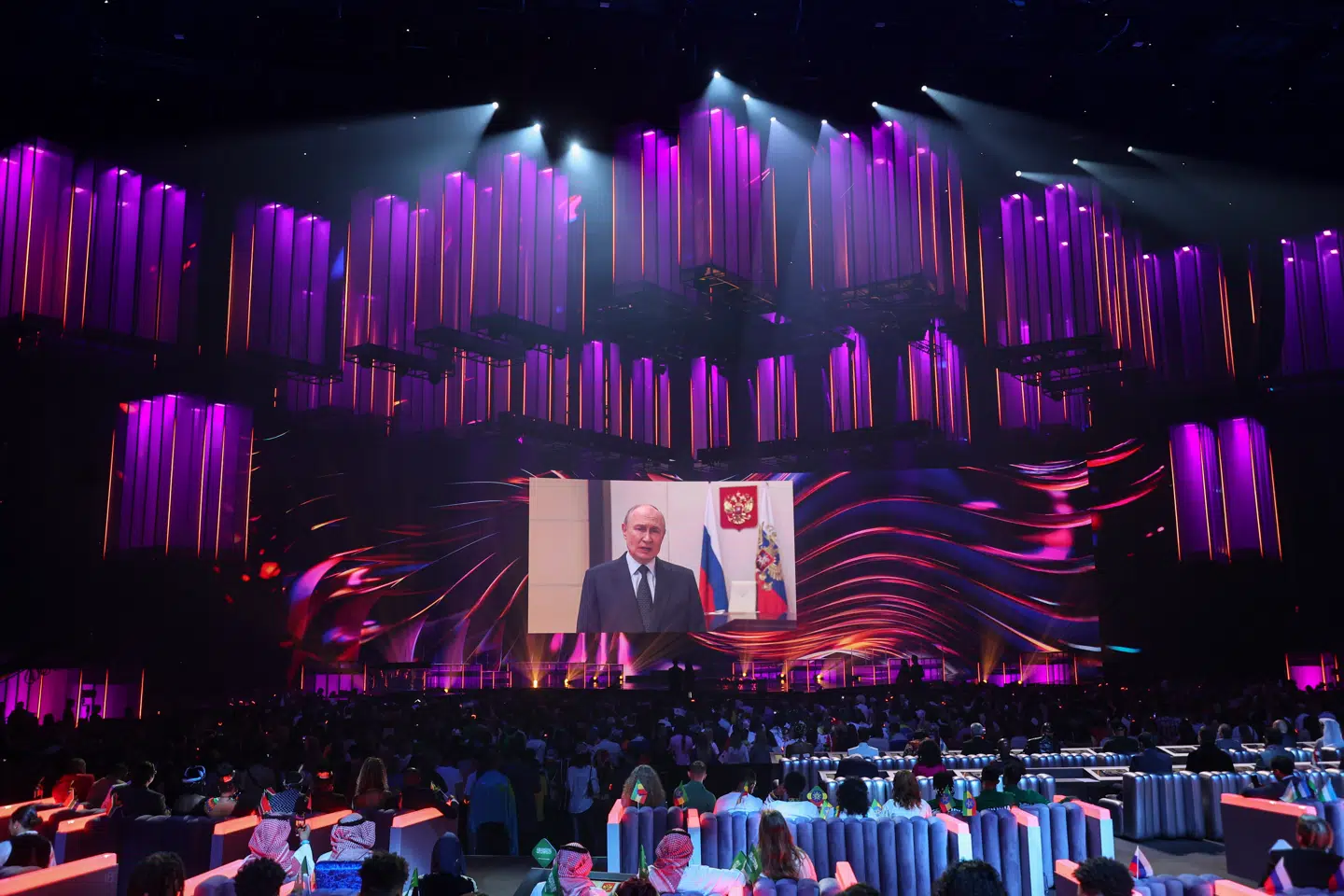 Den russiske præsident, Vladimir Putin, dukkede frem på skærmen under Intervision-konkurrencen, der blev afholdt i Moskva.