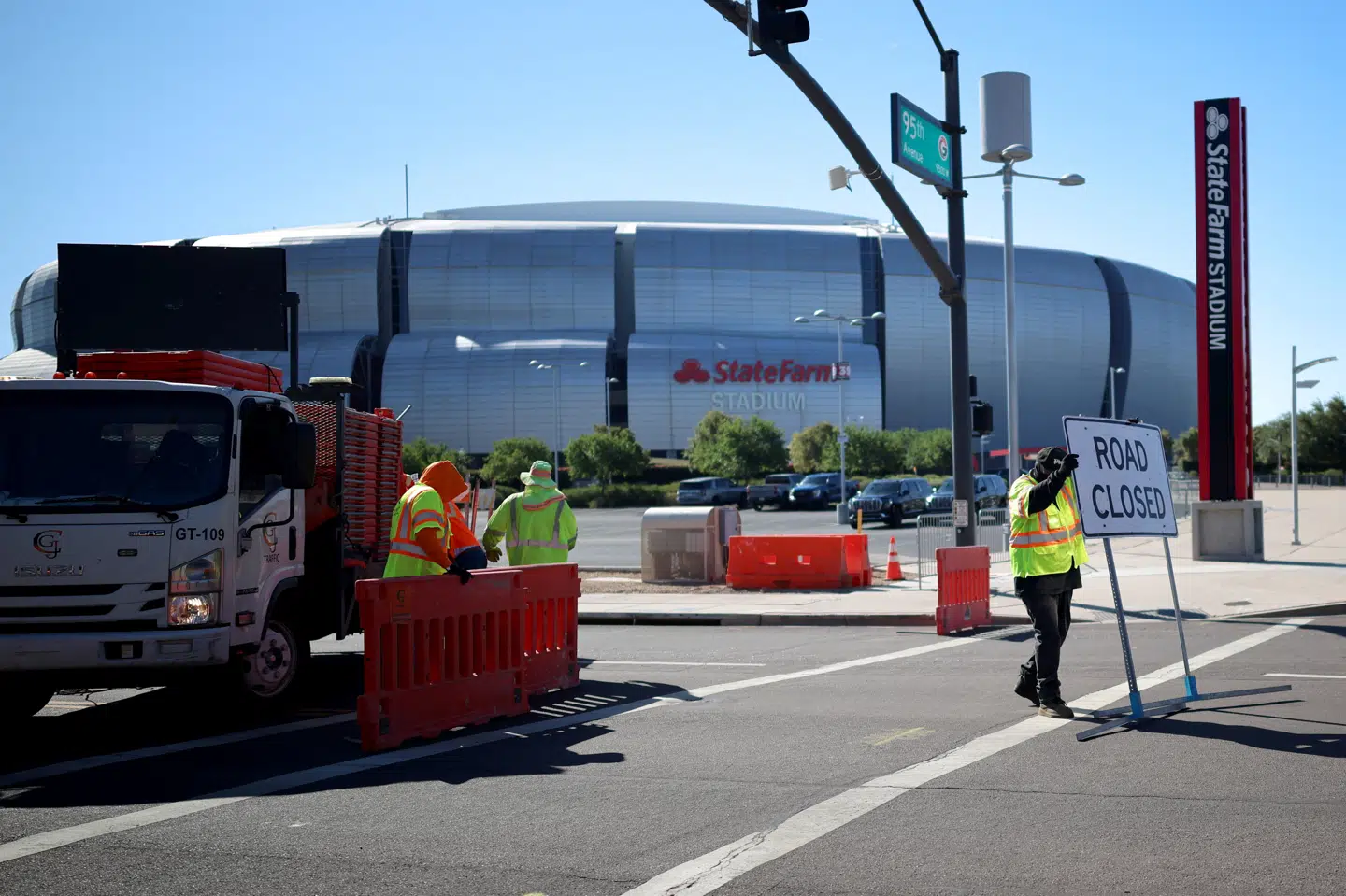 Her ses det stadion, State Farm Stadium, hvor mindehøjtideligheden afholdes søndag.
