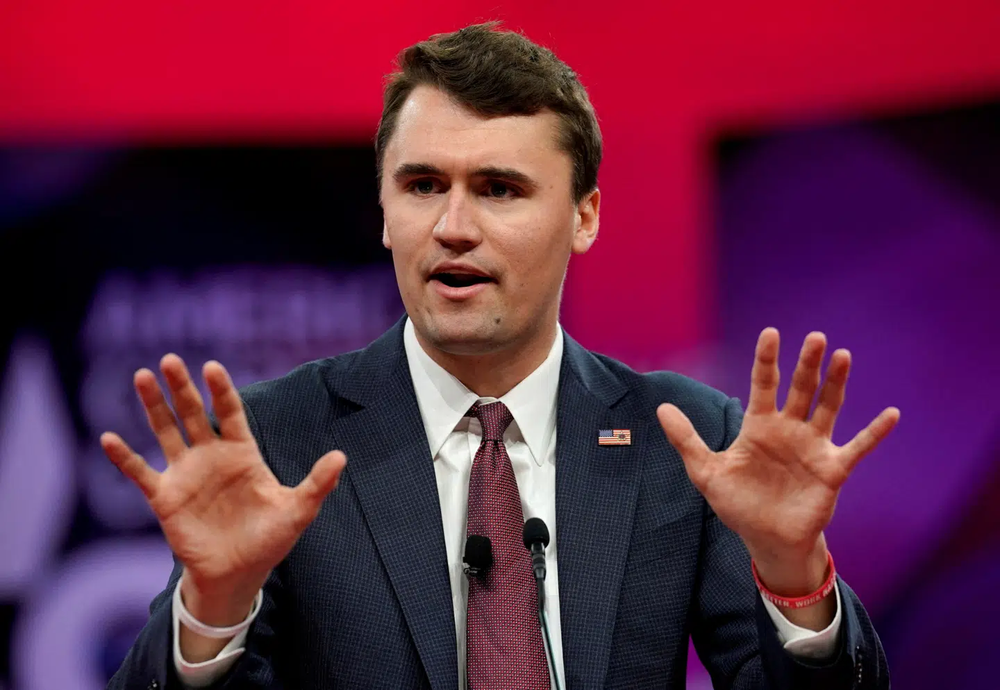 Charlie Kirk var med til at stifte organisationen Turning Point USA, der er en konservativ studenterbevægelse, som søndag står for mindehøjtideligheden.