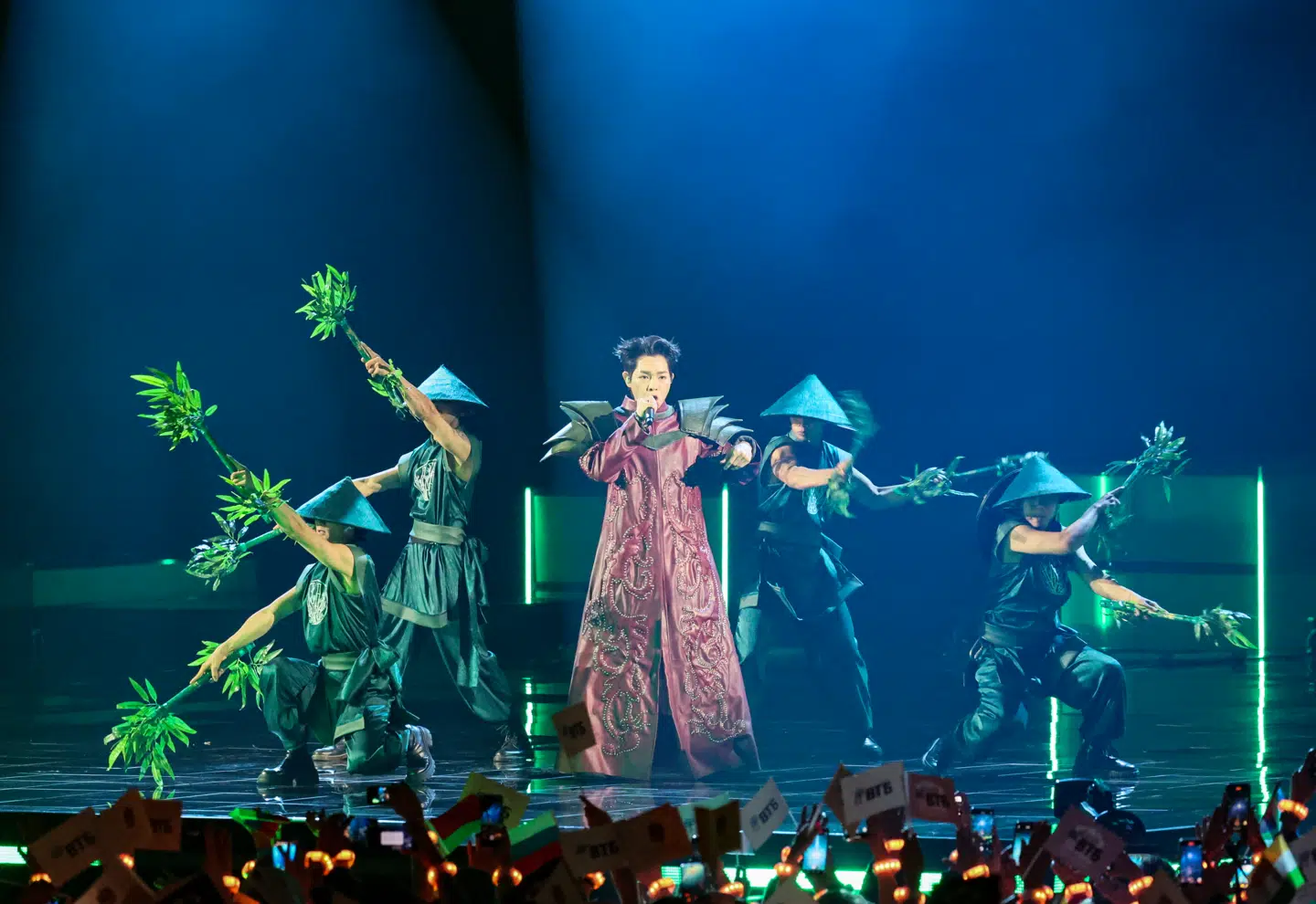 Her ses den vietnamesiske deltager, Duc Phuc, på scenen.