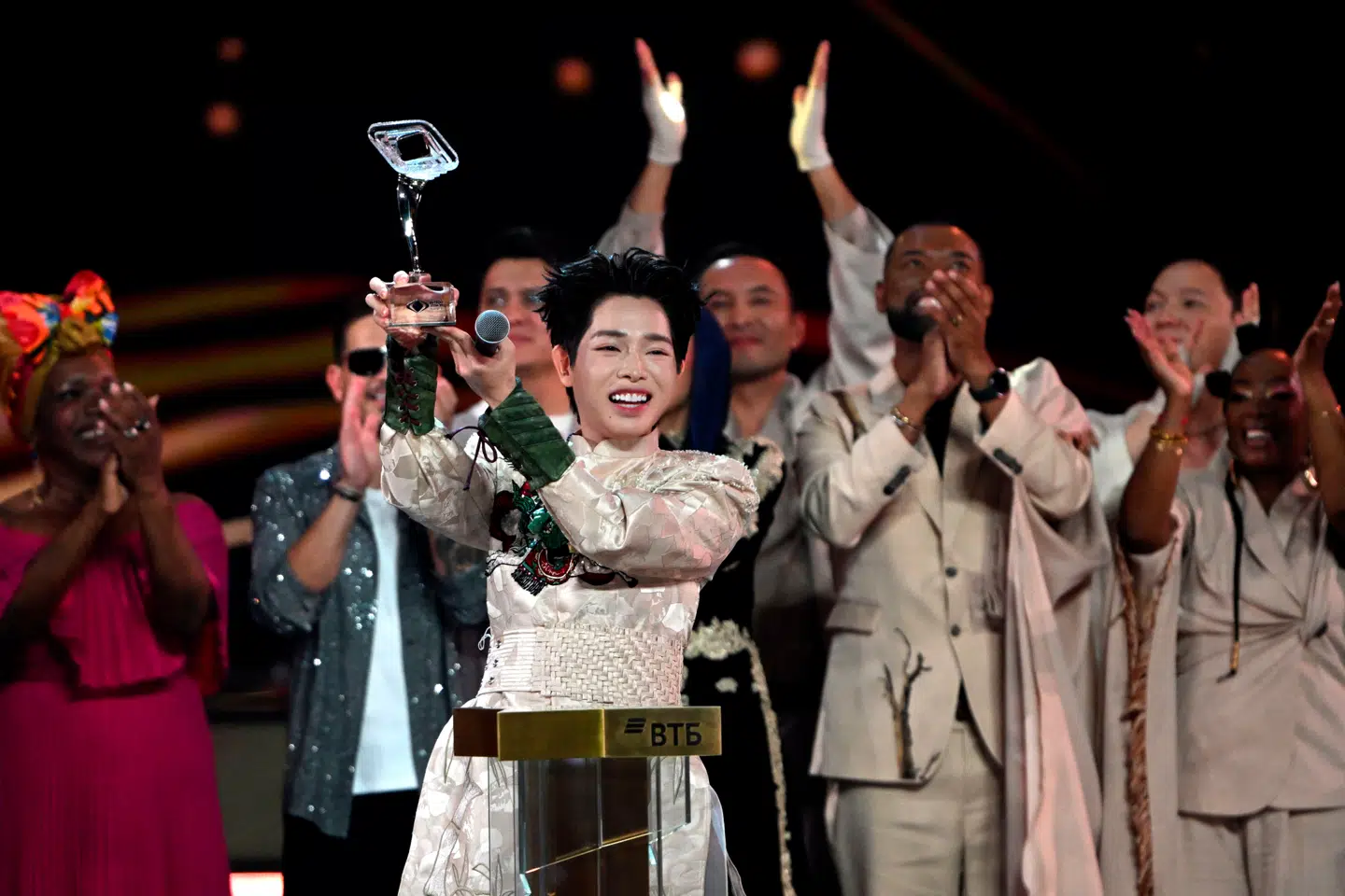 Vietnams deltager, Duc Phuc, ses her med sit trofæ efter landets sejr i 'Intervision' lørdag aften.