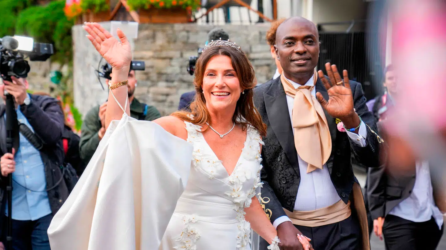 Kærligheden mellem Amerikanske Durek Verrett og Norges prinsesse Märtha Louise har været genstand for stor mediebevågenhed, siden de stod frem som par i 2019. De blev sidste år gift, foran streaming-giganten Netflix' rullende kameraer. Det er der kommet en dokumentar ud af, og her fortæller Durek Verrett blandt andet om en ubehagelig oplevelse i det danske kongehus.