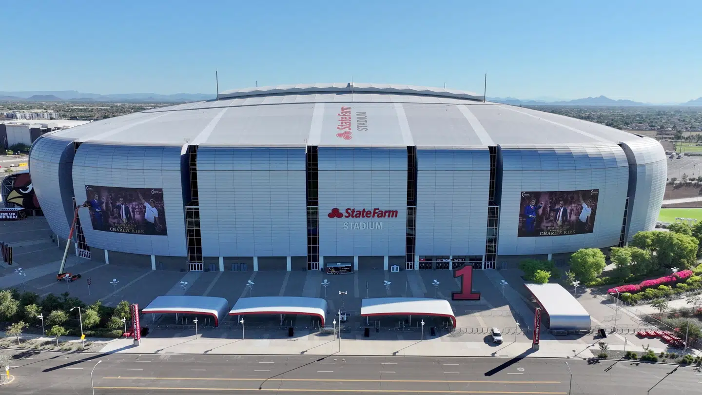 Det er her på State Farm Stadium, at Charlie Kirk bliver mindet af over 60.000 personer.