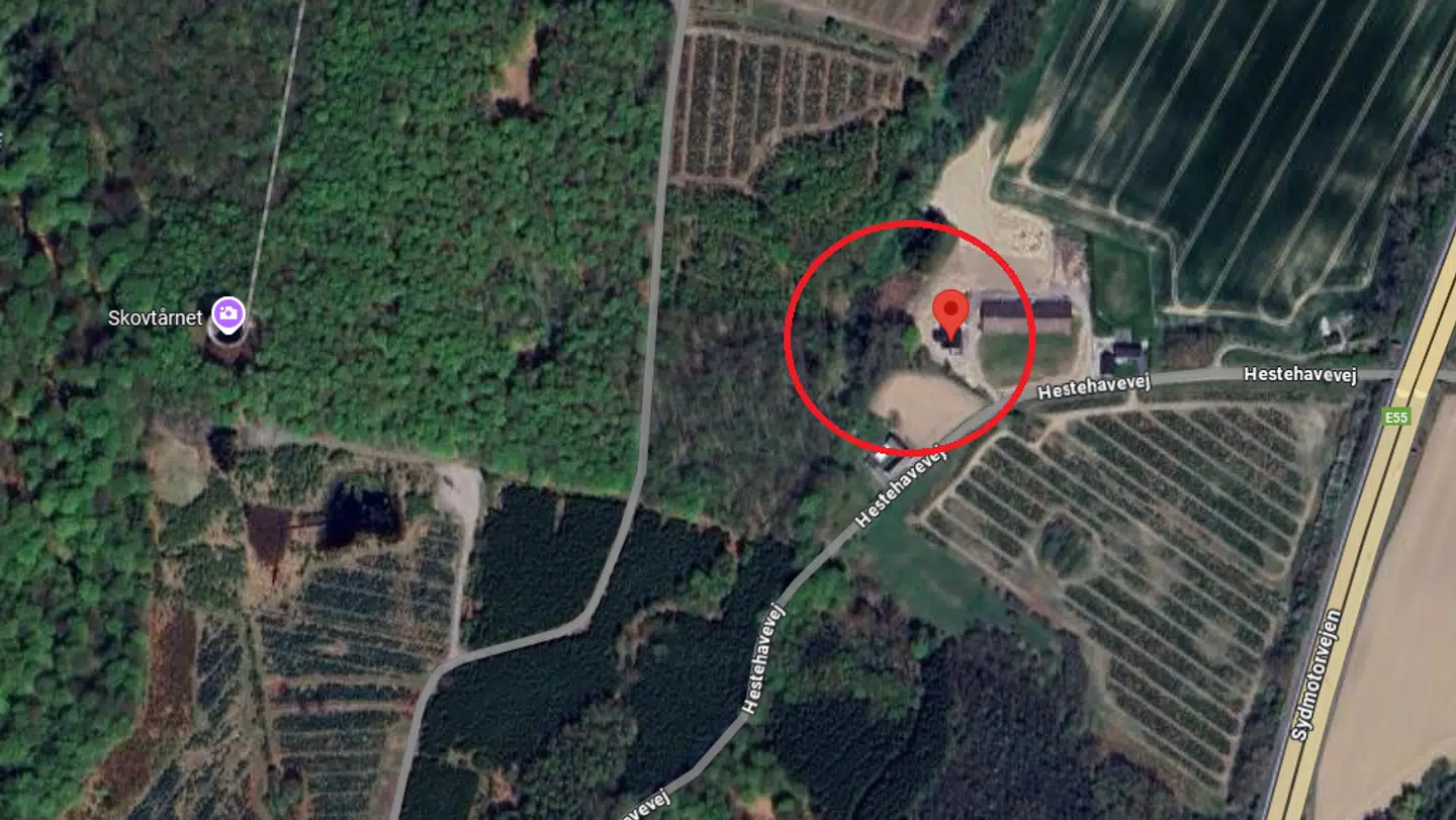 Det er i et skovområde tæt på Hestehavevej, at den afdøde person blev fundet – ifølge B.T.s oplysninger er det i området ved den røde cirkel, politiet har været til stede.