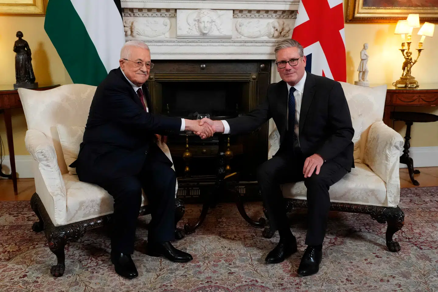 Storbrittaniens premierminister, Keir Starmer, trykker hånd med palæstinensernes Mahmud Abbas under et møde tidligere i september. Søndag sagde Starmer så, at Storbritannien vil anerkende Palæstina som selvstændig stat. Det skete samme dag som to andre store spillere på den globale scene tog samme beslutning.