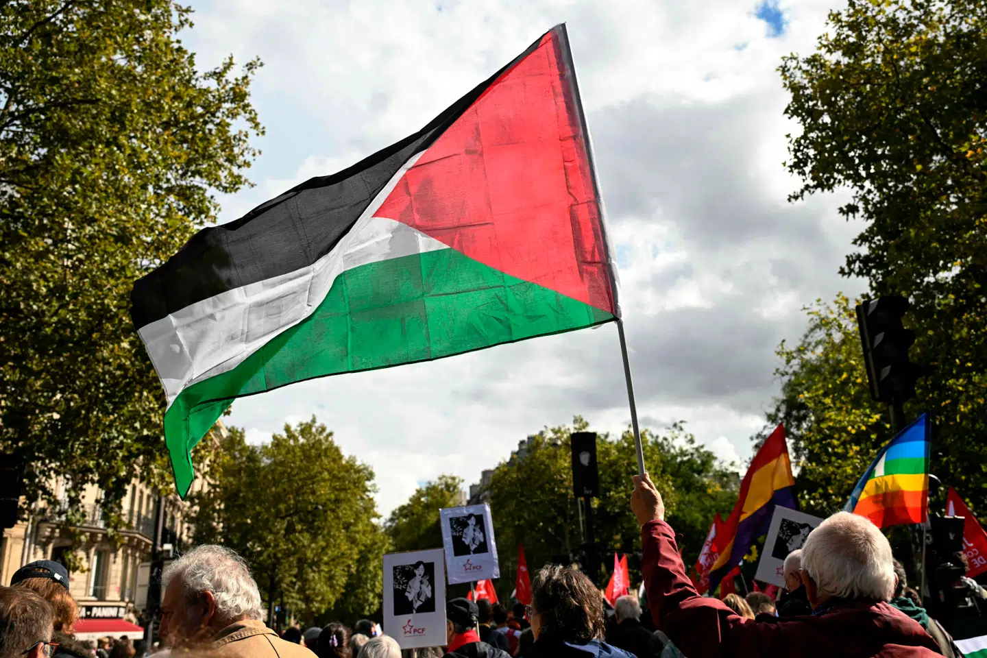 Det palæstinensiske flag vajer i Paris søndag 21. september. Frankrig forventes at følge Storbritannien og anerkende Palæstina i den kommende uge.