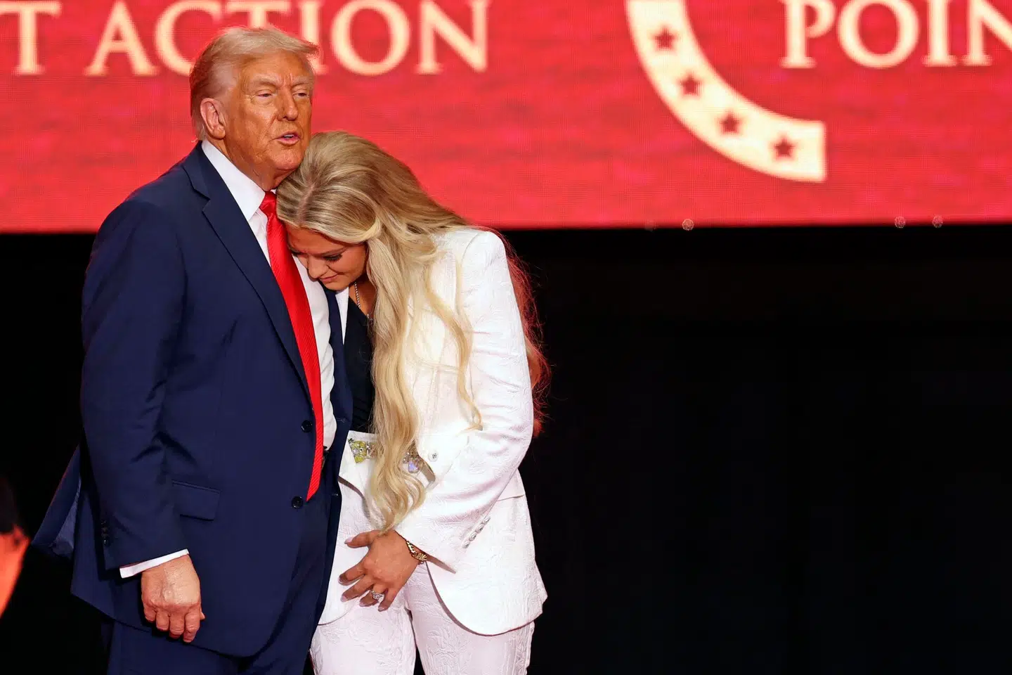 Donald Trump og Charlie Kirks enke, Erika Kirk, på scenen ved mindeceremonien.