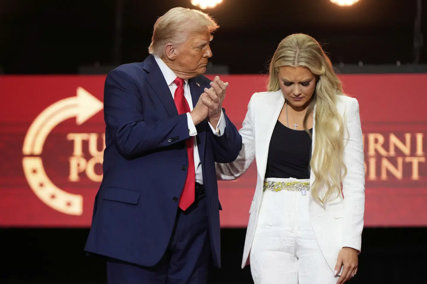 USA's præsident, Donald Trump, og den dræbte Charlie Kirks enke, Erika Kirk, var begge på scenen under mindehøjtidelighed sent søndag.